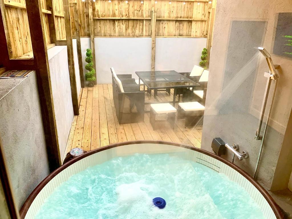 布莱克浦Victory luxury hot tub house的庭院中央的按摩浴缸