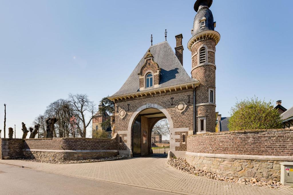 马斯特里赫特Poortgebouw Kasteel Borgharen - Maastricht的一座小教堂,有塔楼和门