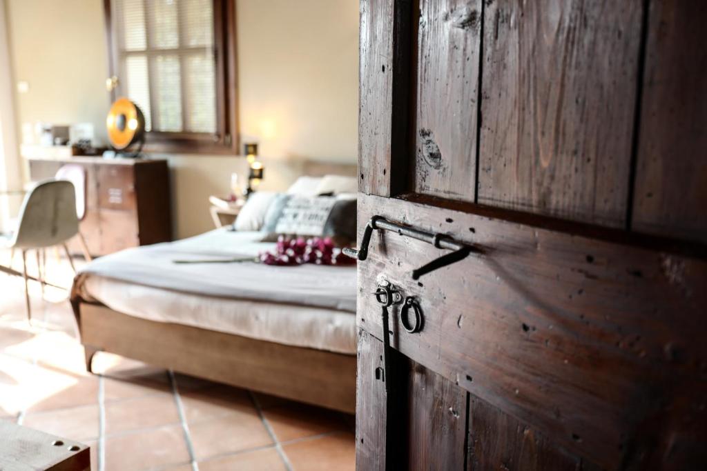 维洛尔巴Maison Silvia的一间卧室配有一张带木门的床