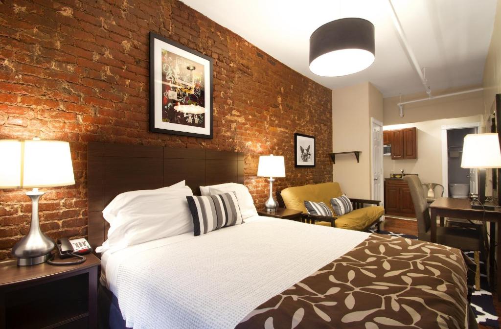 纽约309酒店的一间卧室设有一张床和砖墙