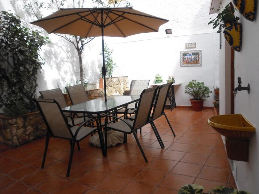VilarrodonaCal Socías的庭院内桌椅和遮阳伞