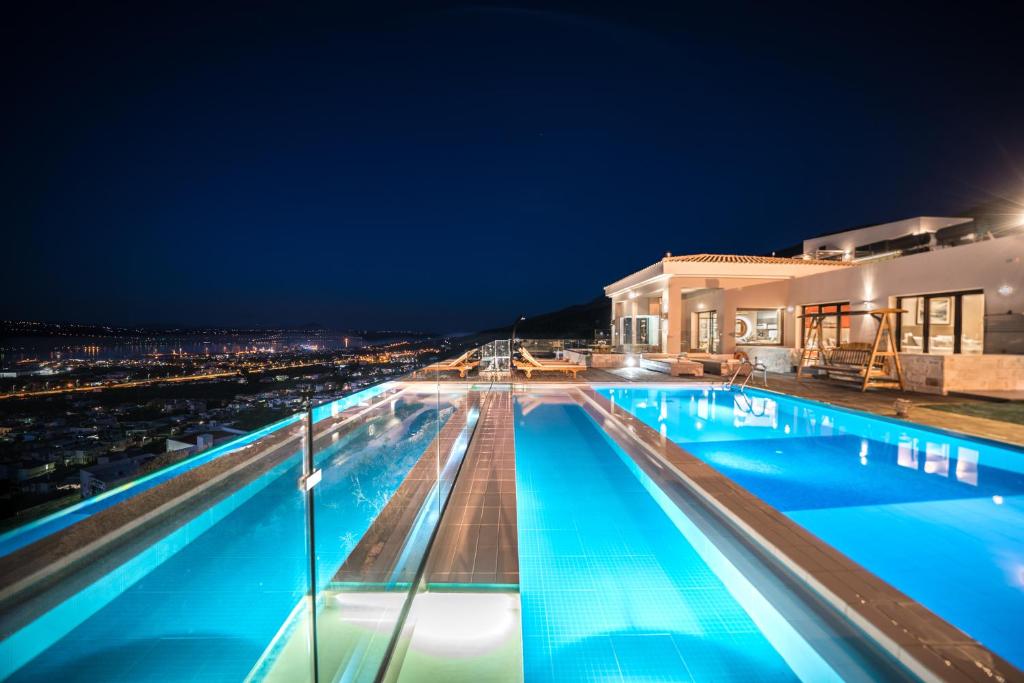 苏达Villa Kedria with a panoramic ocean view的享有游泳池的夜间景致
