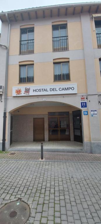 阿雷瓦洛Hostal del campo的一座建筑上标有医院的营地标志