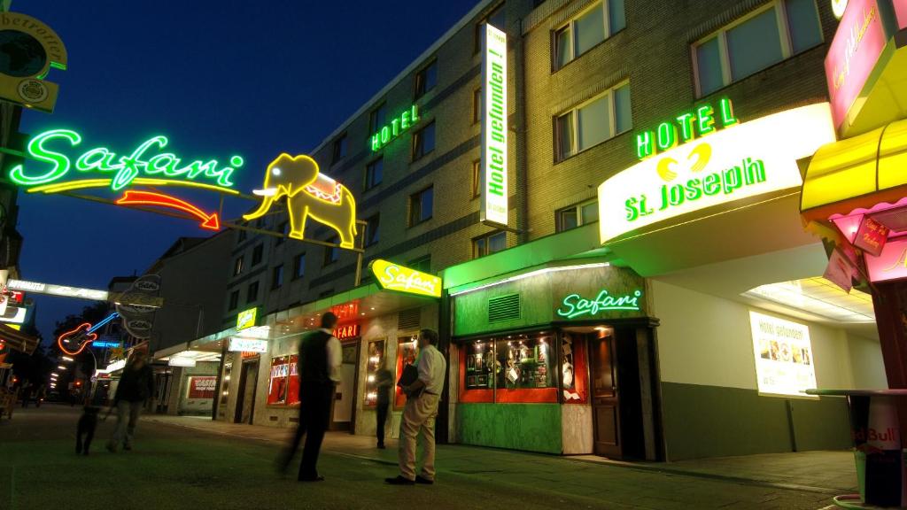 汉堡St.Joseph Hotel Hamburg - Reeperbahn St.Pauli Kiez的一群人晚上站在城市街道上