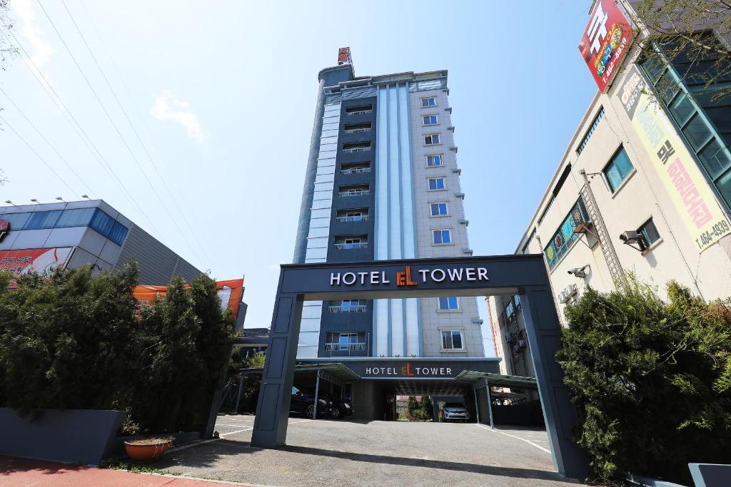 群山市El Tower Hotel的大楼前的酒店塔