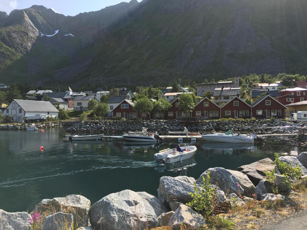GryllefjordKaikanten Gryllefjord的船身为水体,有房子和山