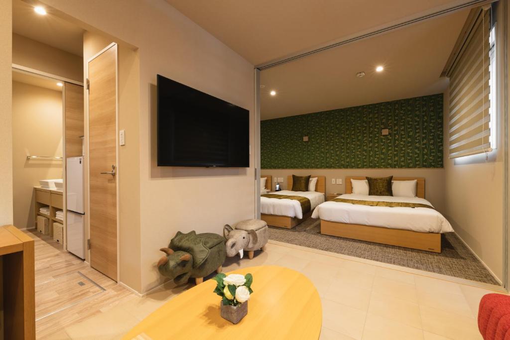 福冈GRAND BASE Crane的酒店客房设有两张床和一台平面电视。