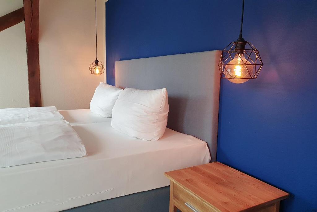 德累斯顿米特公寓式酒店的卧室配有白色的床、两个枕头和一张桌子