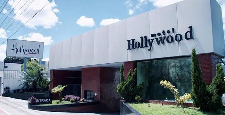 萨尔瓦多Motel Hollywood的一面有好莱坞标志的建筑