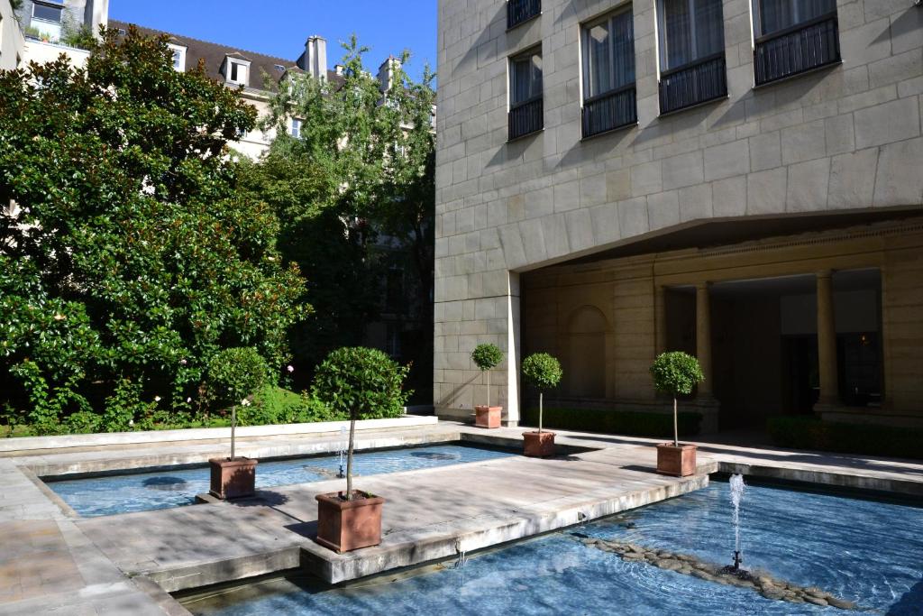 巴黎玛莱区阿希亚纳塔利豪华住宿加早餐旅馆的大楼前的游泳池
