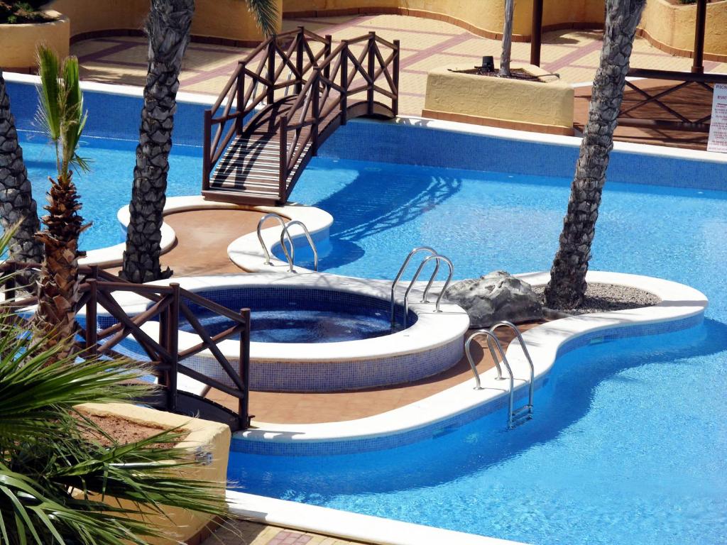 宏达海滩Verdemar 3 - 1306的棕榈树泳池内一个带两把椅子的游泳池