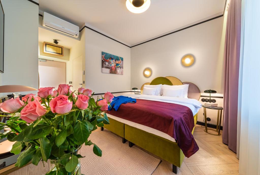 华沙SleepWell Boutique Apartments的酒店客房,配有一张粉红色玫瑰床