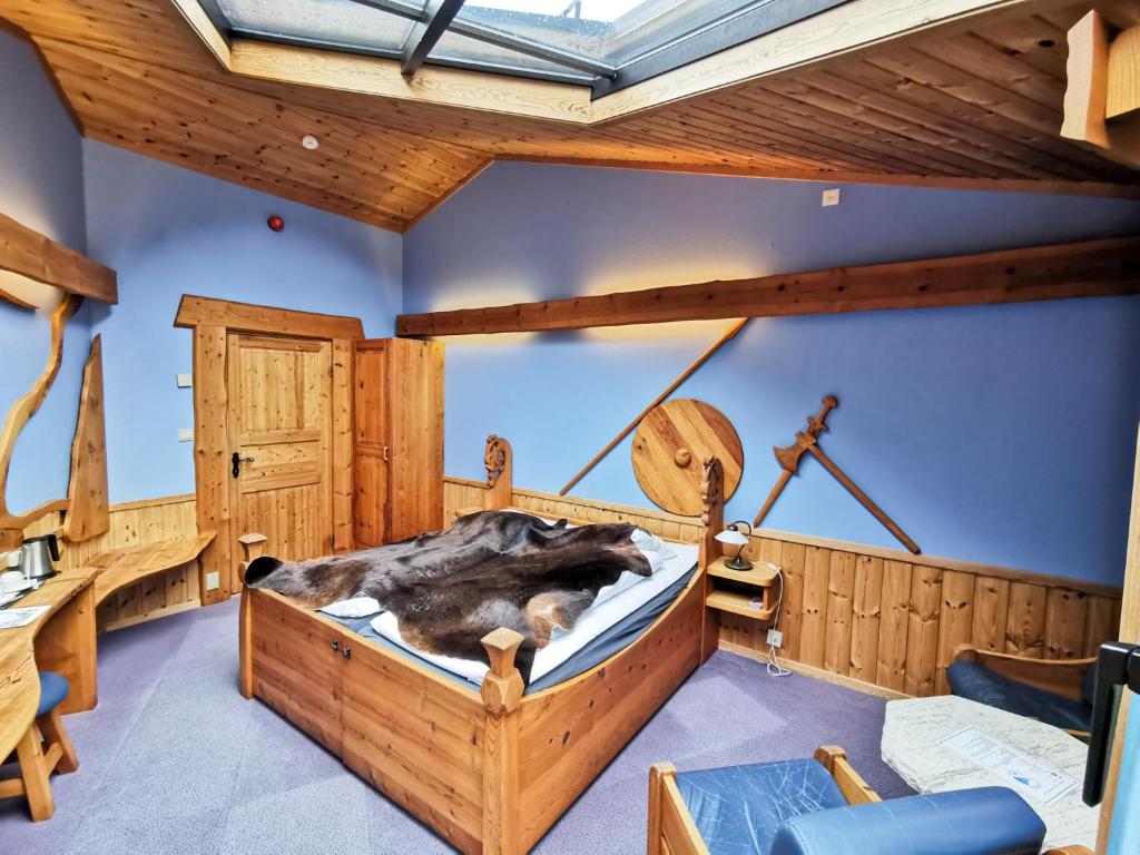 居德旺恩Gudvangen Fjordtell的一间卧室配有一张大木床。