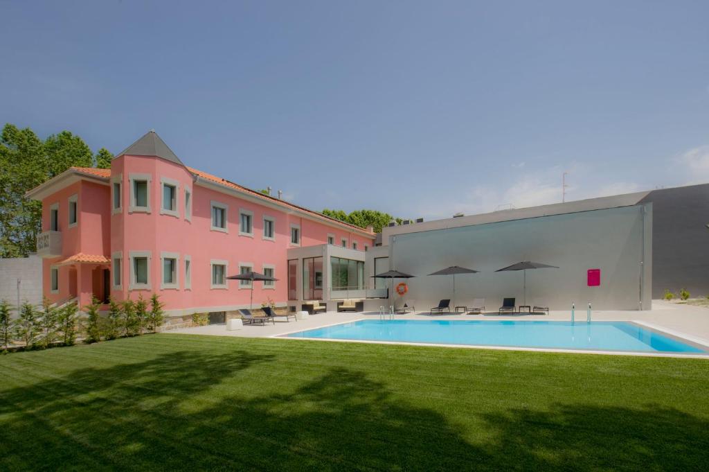 维达古布瑞玛锐欧香水酒店的庭院中带游泳池的房子