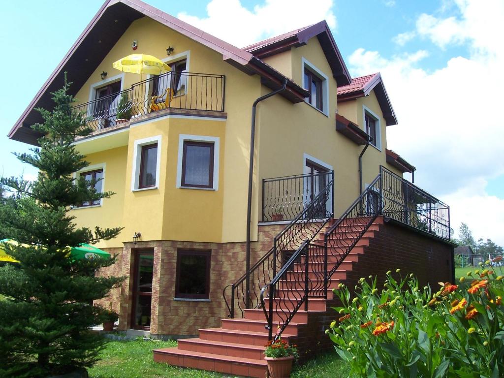 什奇特诺克斯西尼斯塔温旅馆的前面有楼梯的黄色房子