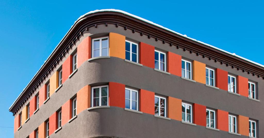 萨梅丹多纳兹酒店的一座橙色和灰色的高楼
