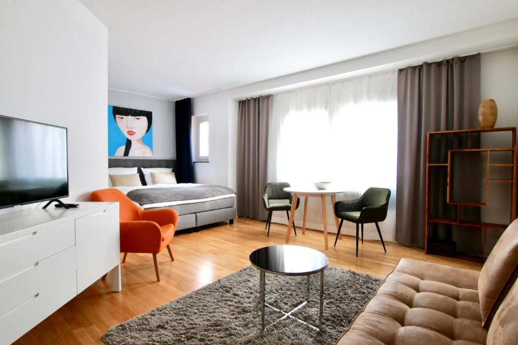 科隆Arthouse Apartments im Belgischen Viertel的一间卧室设有一张床和一间客厅。