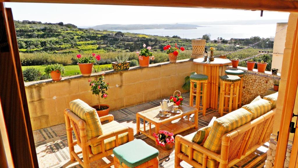艾因西莱姆戈佐地中海景度假屋的阳台配有椅子,享有海景。