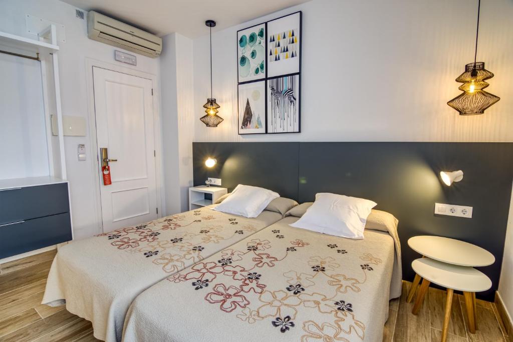 马翁岛屿旅馆的一间卧室配有一张床和一把椅子