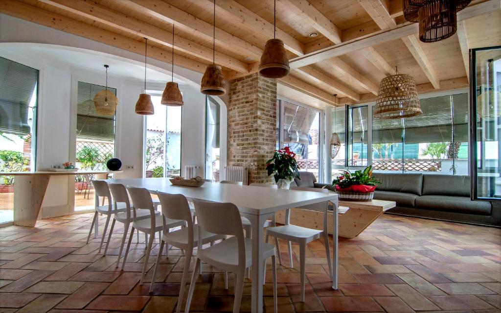 滨海圣波尔B&B Sant Pol - Adults Only的厨房配有白色的桌椅