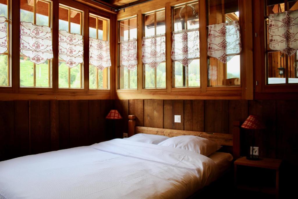 南达Gîte de Planchouet的卧室配有白色的床铺和窗户