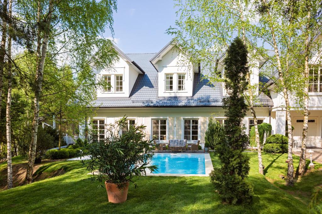 Trębki佐罗托博尔斯卡谷庄园酒店的庭院中带游泳池的房子