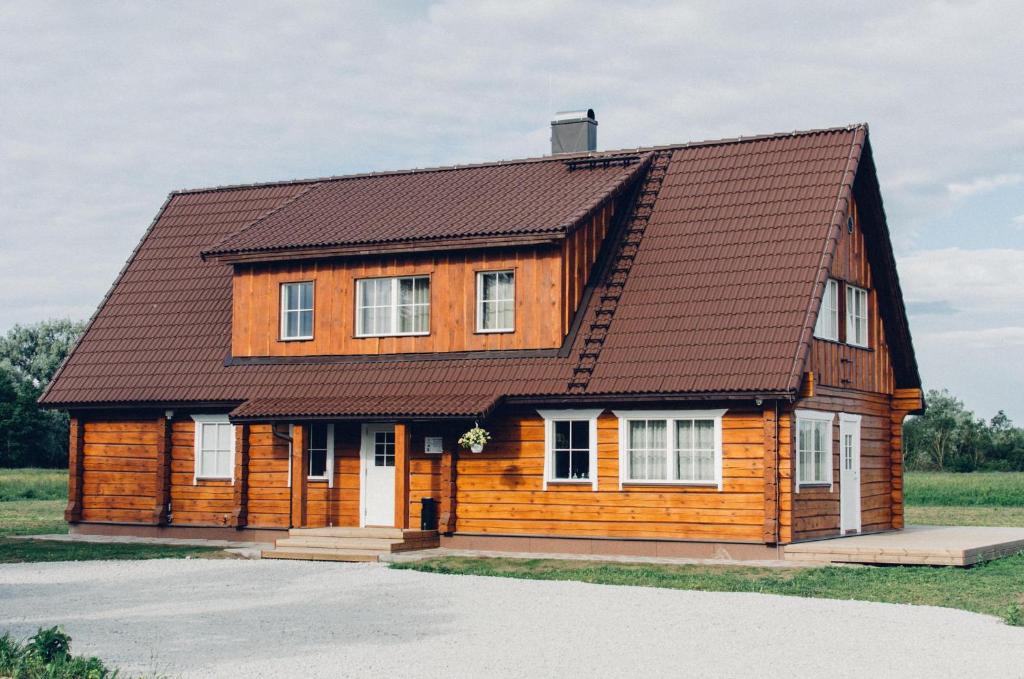 KoljalaRosi Puhkemaja的一间木房子,拥有棕色的屋顶