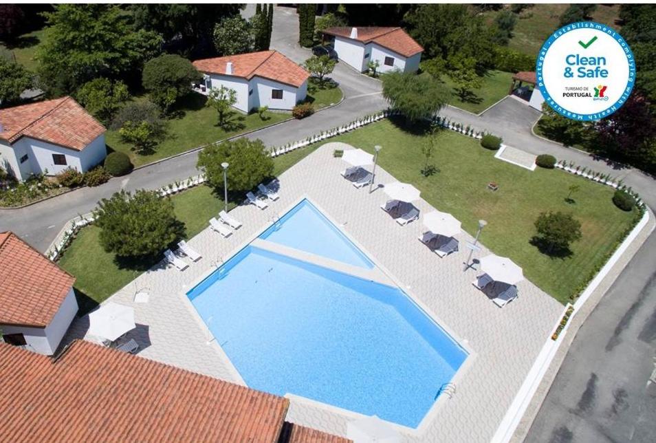 巴塔拉圣豪尔赫酒店的享有别墅内游泳池的顶部景致