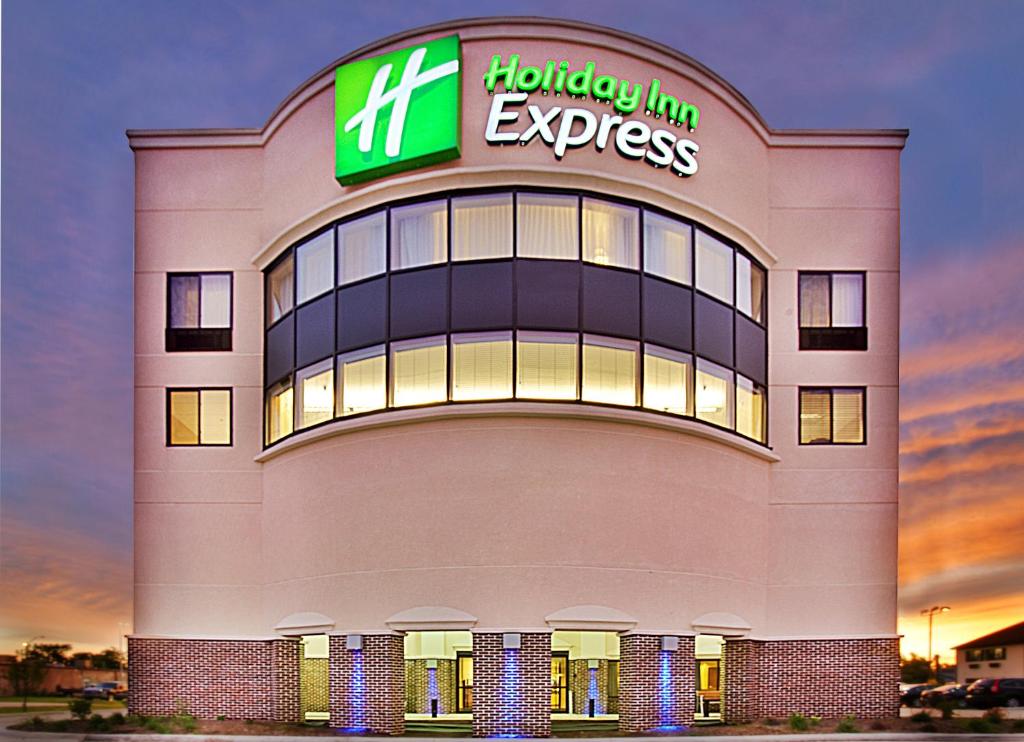 滑铁卢Holiday Inn Express- Waterloo/Cedar Falls, an IHG Hotel的假日快捷标志的活塞特快大楼旅馆