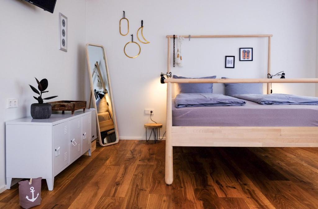 腓特烈港庄园酒店的一间卧室配有双层床,铺有木地板
