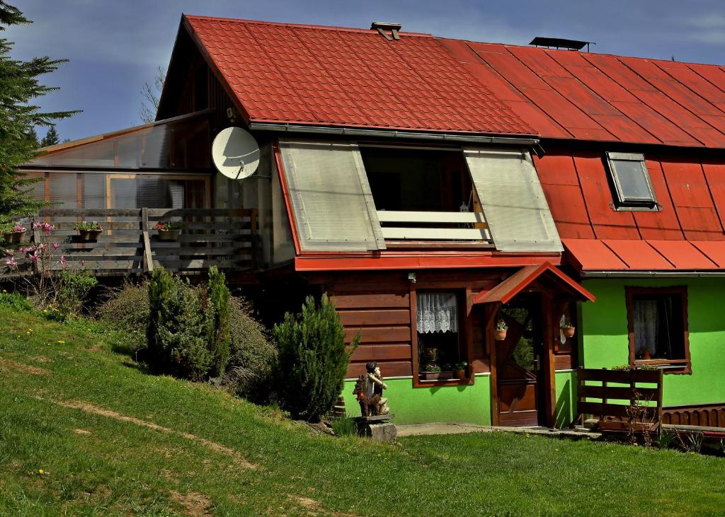 大卡尔洛维采Ubytování pod Rozhlednou的红色屋顶的绿色房子