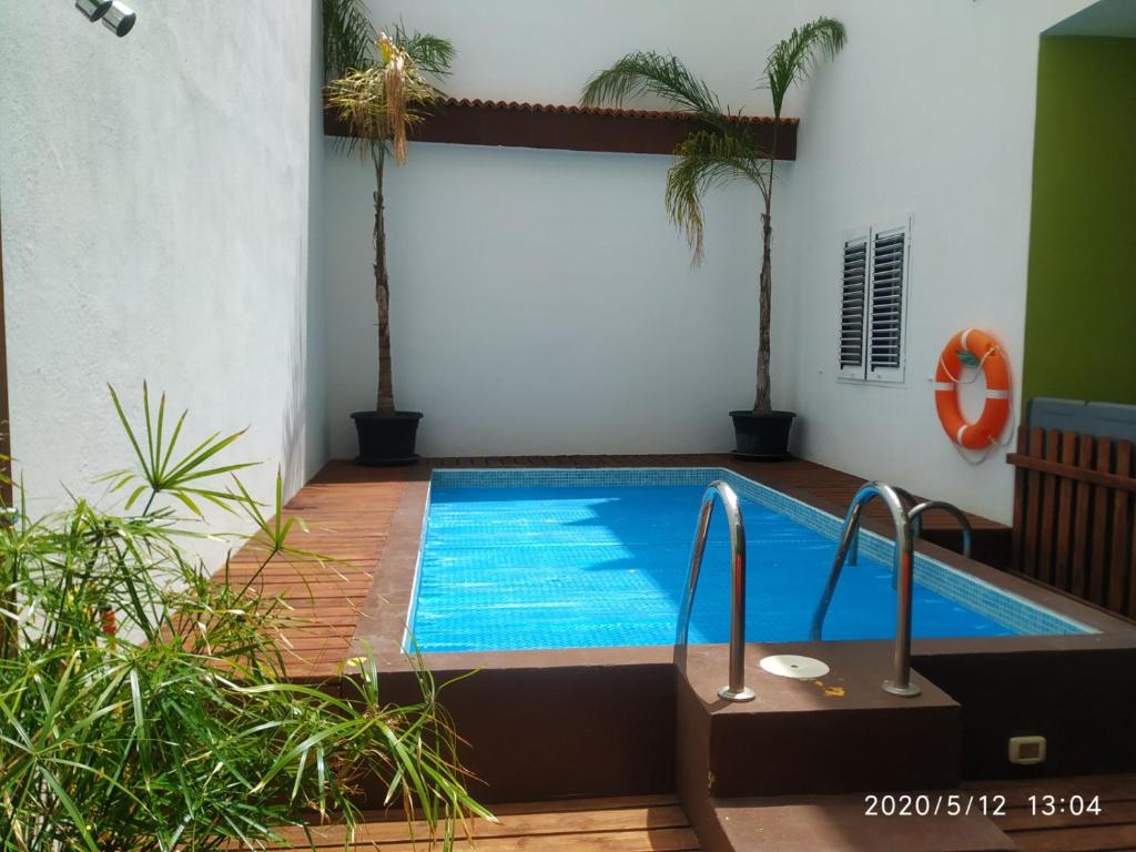洛斯·亚诺斯·德·阿里丹庭院公寓的房屋中间的游泳池