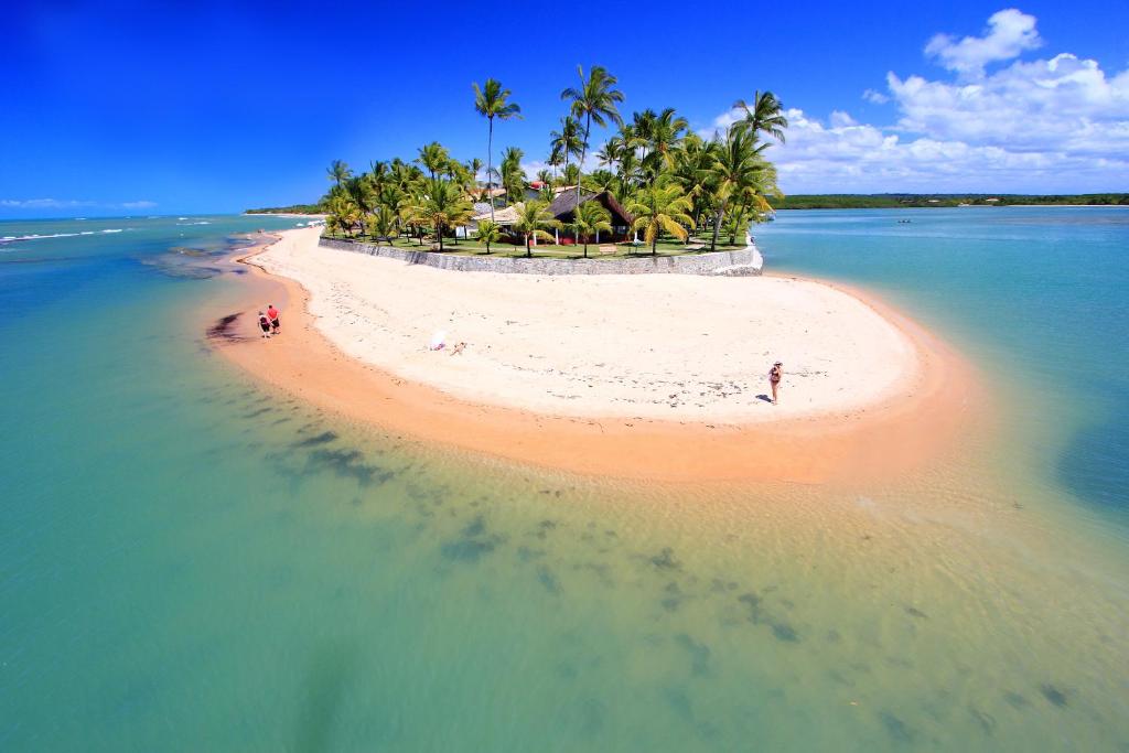 阿拉亚尔达茹达阿莱尔达约达生态度假酒店的和海滩上的人一起在海洋中的岛屿