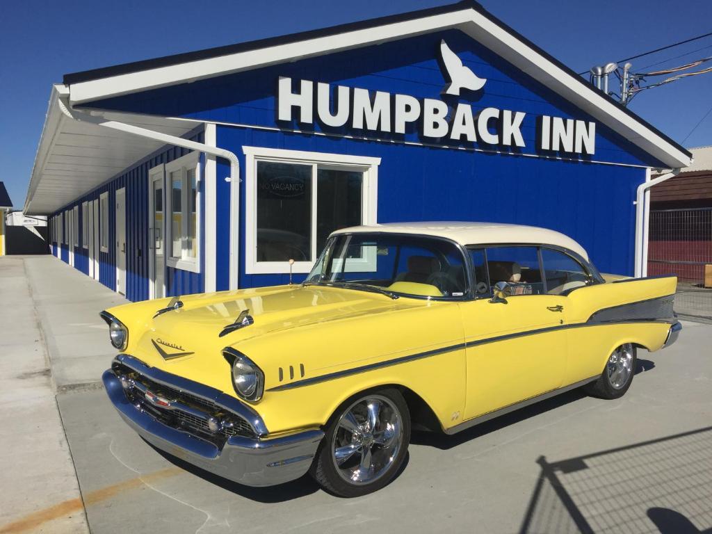 麦克尼尔港Humpback Inn的停在驼背旅馆前面的黄色汽车
