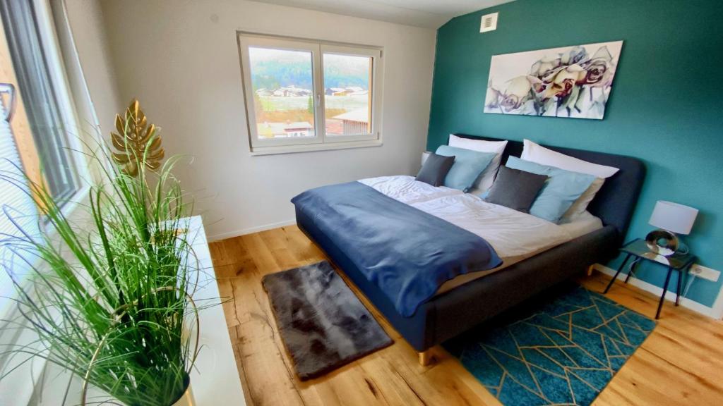 因泽尔Luxury Unique Homes: Chalets Inzell的一间卧室设有一张床和绿色的墙壁