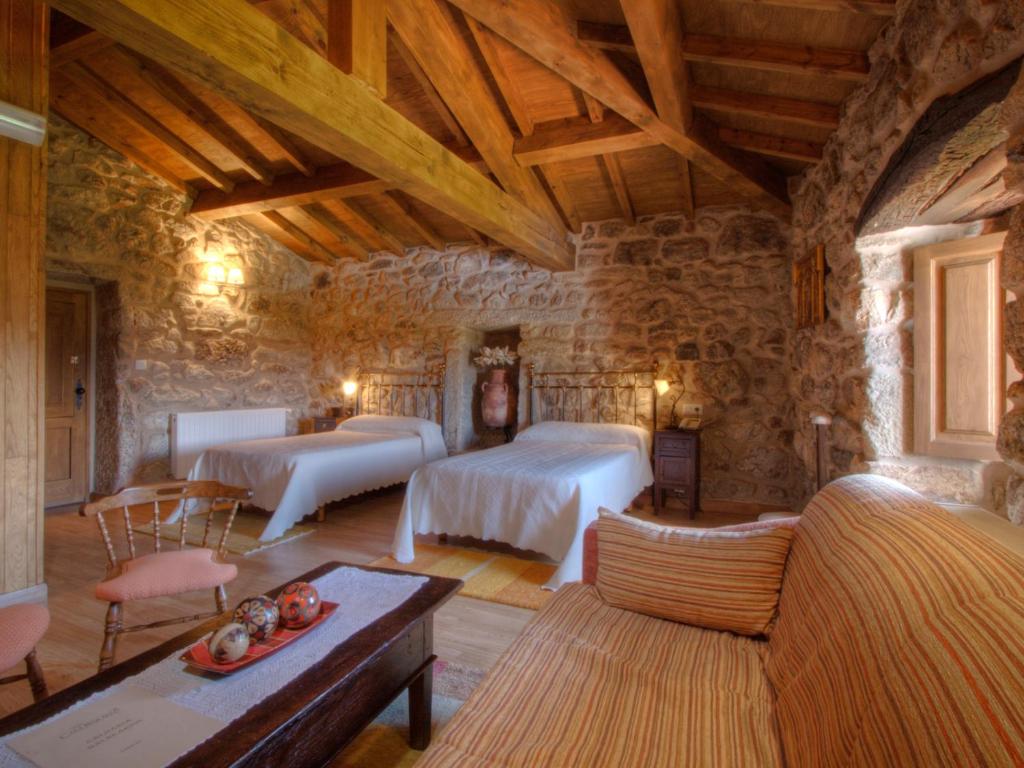 洛维奥斯卡萨巴拉罗旅馆的石头客房设有一间带两张床的卧室