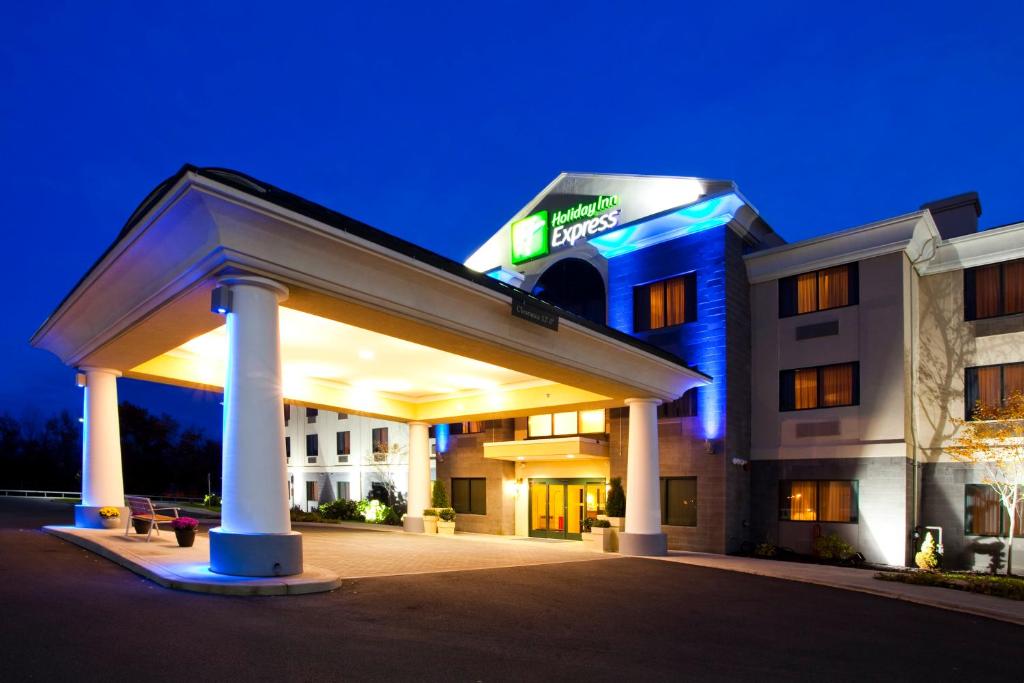 北锡拉丘兹雪城机场智选假日酒店的夜间有灯的旅馆
