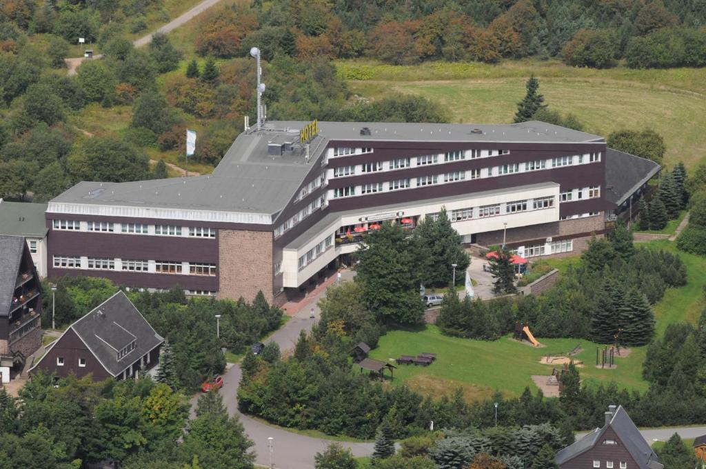 库罗阿尔滕堡卢格斯滕霍夫酒店的地表上方的一座大建筑
