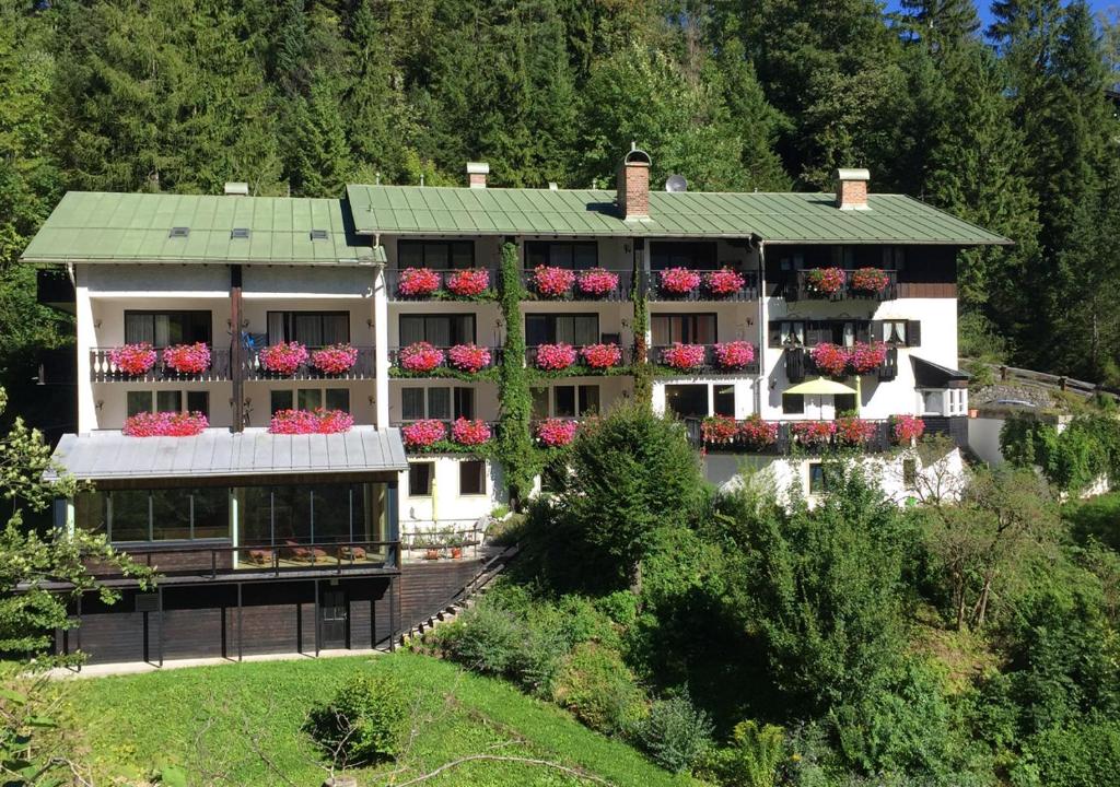 米滕瓦尔德拉尔晨航旅馆的一座大建筑,阳台上放着鲜花