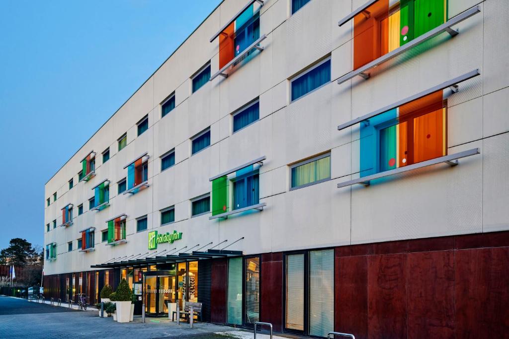 佩萨克波尔多萨德佩萨克智选假日酒店的建筑的侧面有五颜六色的窗户