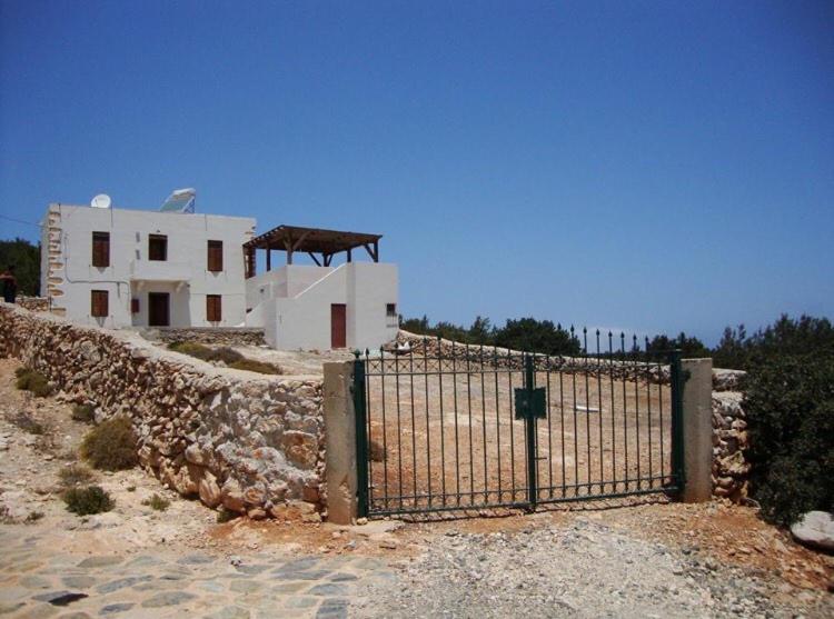 加夫多斯岛Villa Kastri的石墙旁建筑物前的围栏