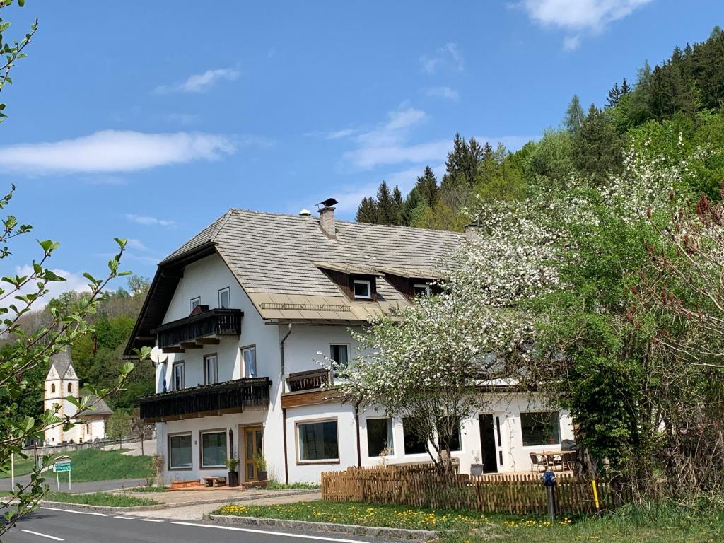 OberferlachBergbude的白色的房子,上面有鸟
