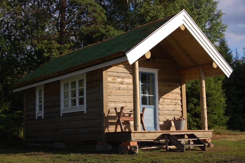 TorestorpLycka的小型小木屋,设有倾斜的屋顶