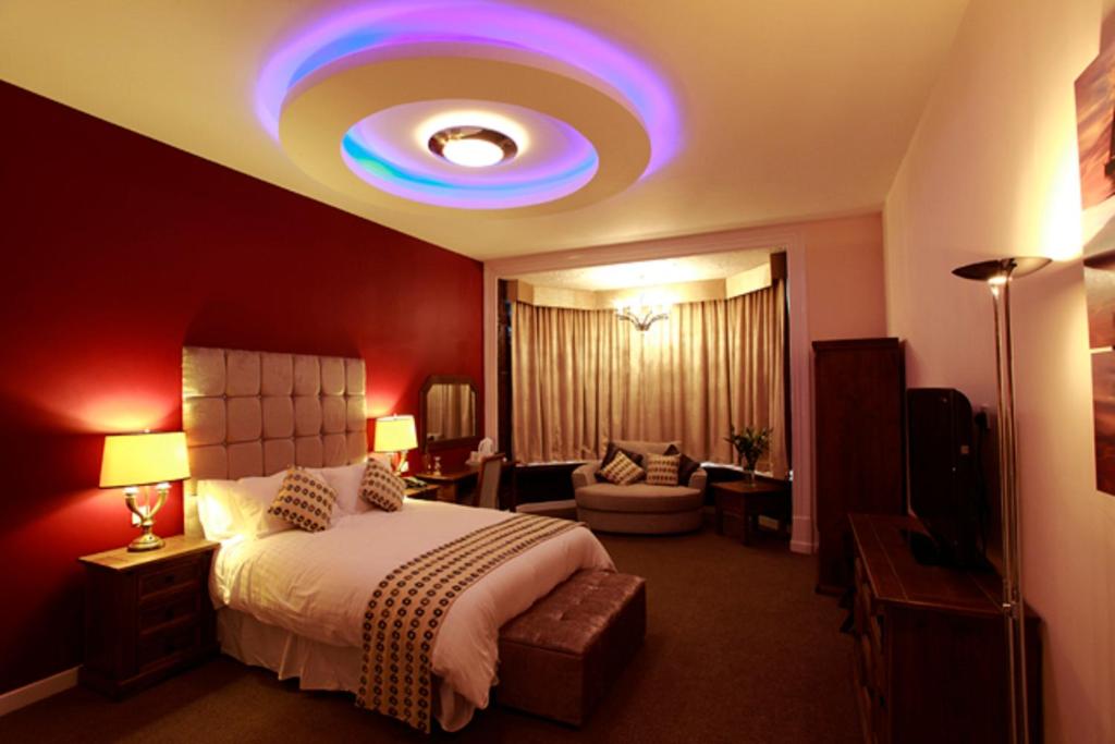 彼得伯勒明珠大酒店的酒店客房设有一张大床和蓝色的灯光