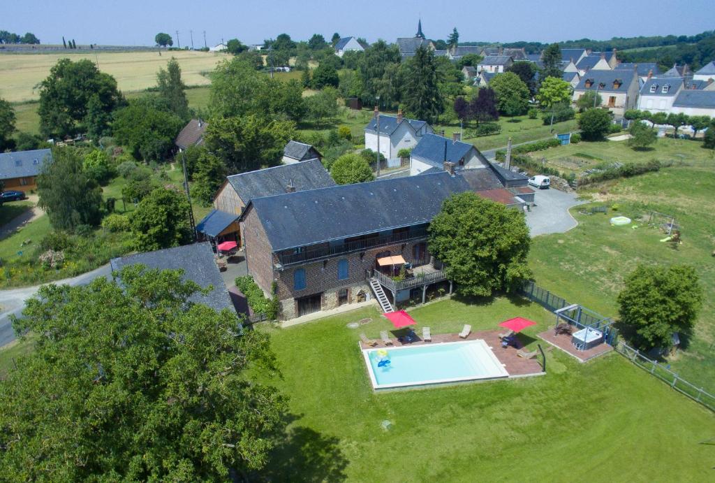 Thoiré-sur-DinanLa Haute Forge Maison d'Hôtes的享有带游泳池的房屋的空中景致