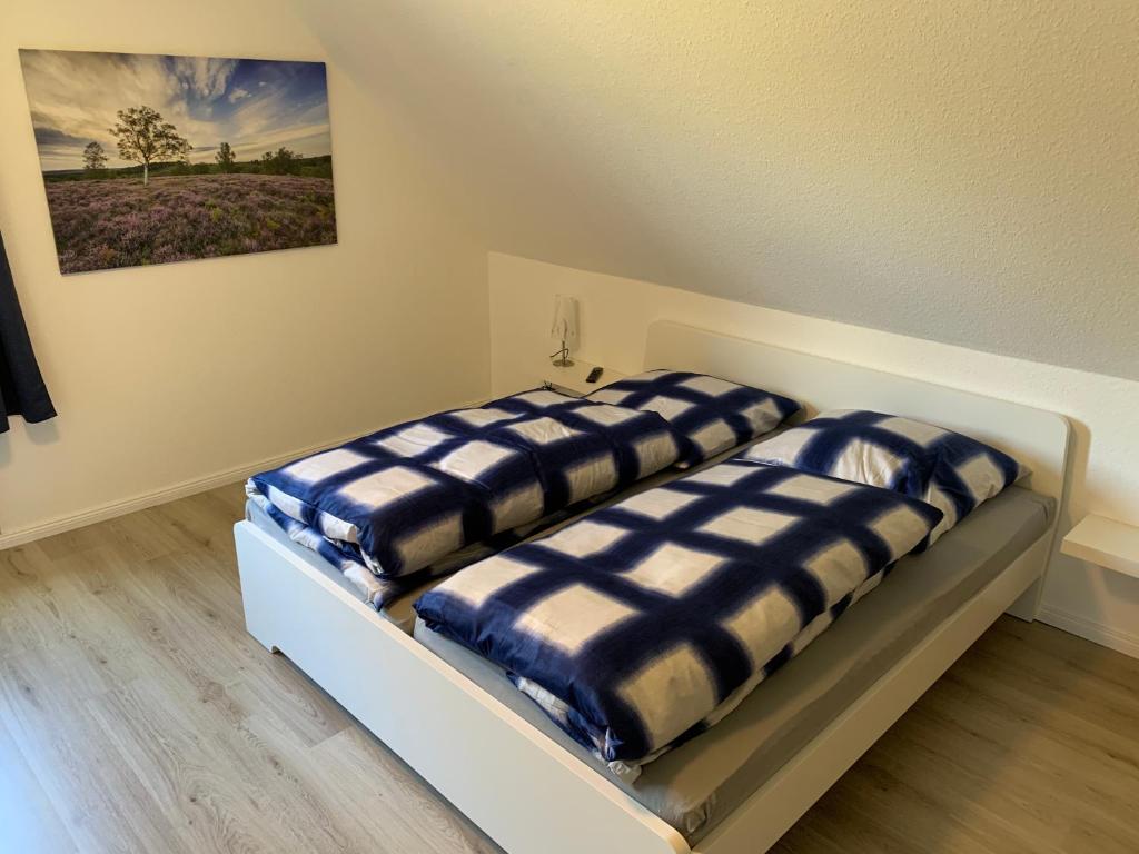 索尔陶Heidewohnung的墙上画画的房间里设有两张床