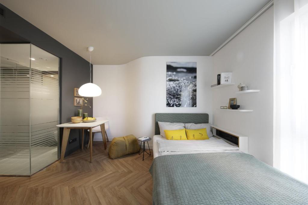 慕尼黑慕尼黑帕克斯塔德施瓦宾商务雅致公寓式酒店的一间小卧室,配有一张床和一张桌子
