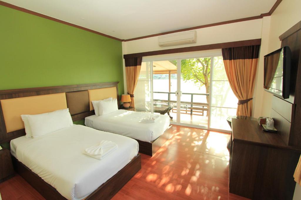 安帕瓦班提普苏安同酒店的酒店客房设有两张床和一个阳台。