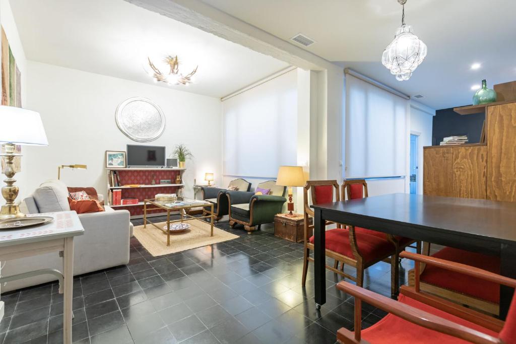 塞维利亚Garci Deluxe Suite by Valcambre的客厅配有沙发和桌子