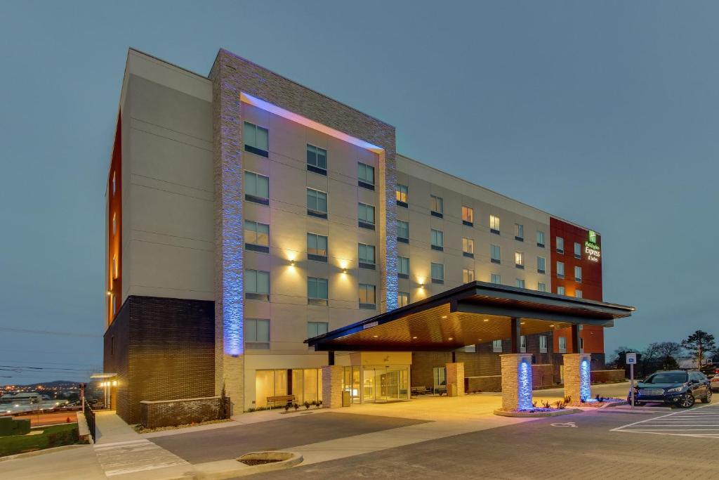 纳什维尔Holiday Inn Express & Suites - Nashville MetroCenter Downtown, an IHG Hotel的建筑的 ⁇ 染